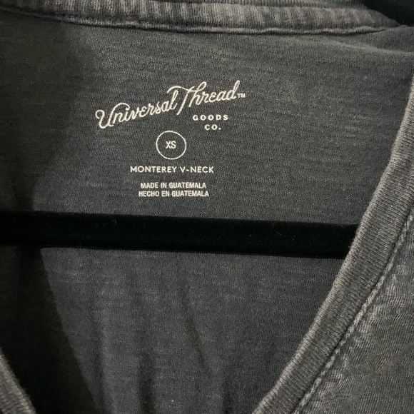 Universal Thread V-Neck - Picture 3 of 4